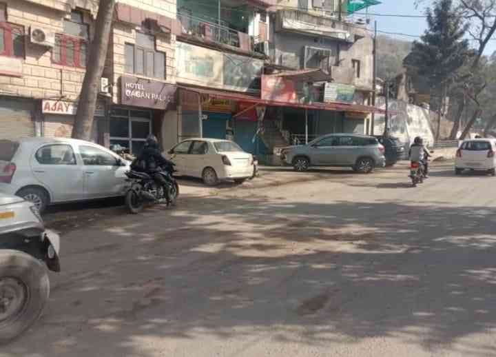 Parvanoo bazaar remains closed on weekend industrial units functional