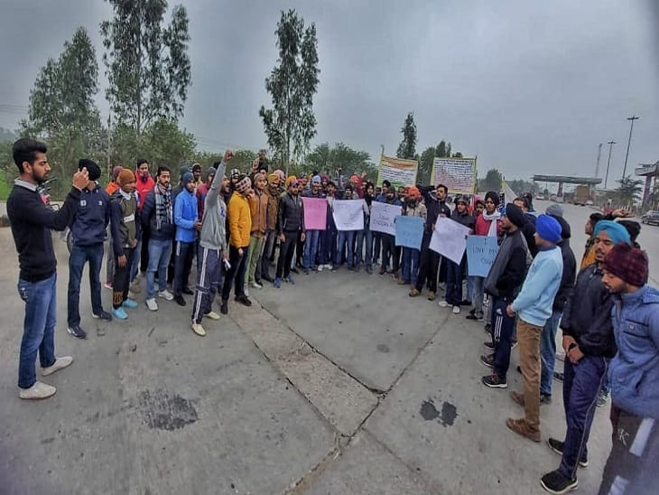 Troubled youths demonstrated due to non-recruitment of army