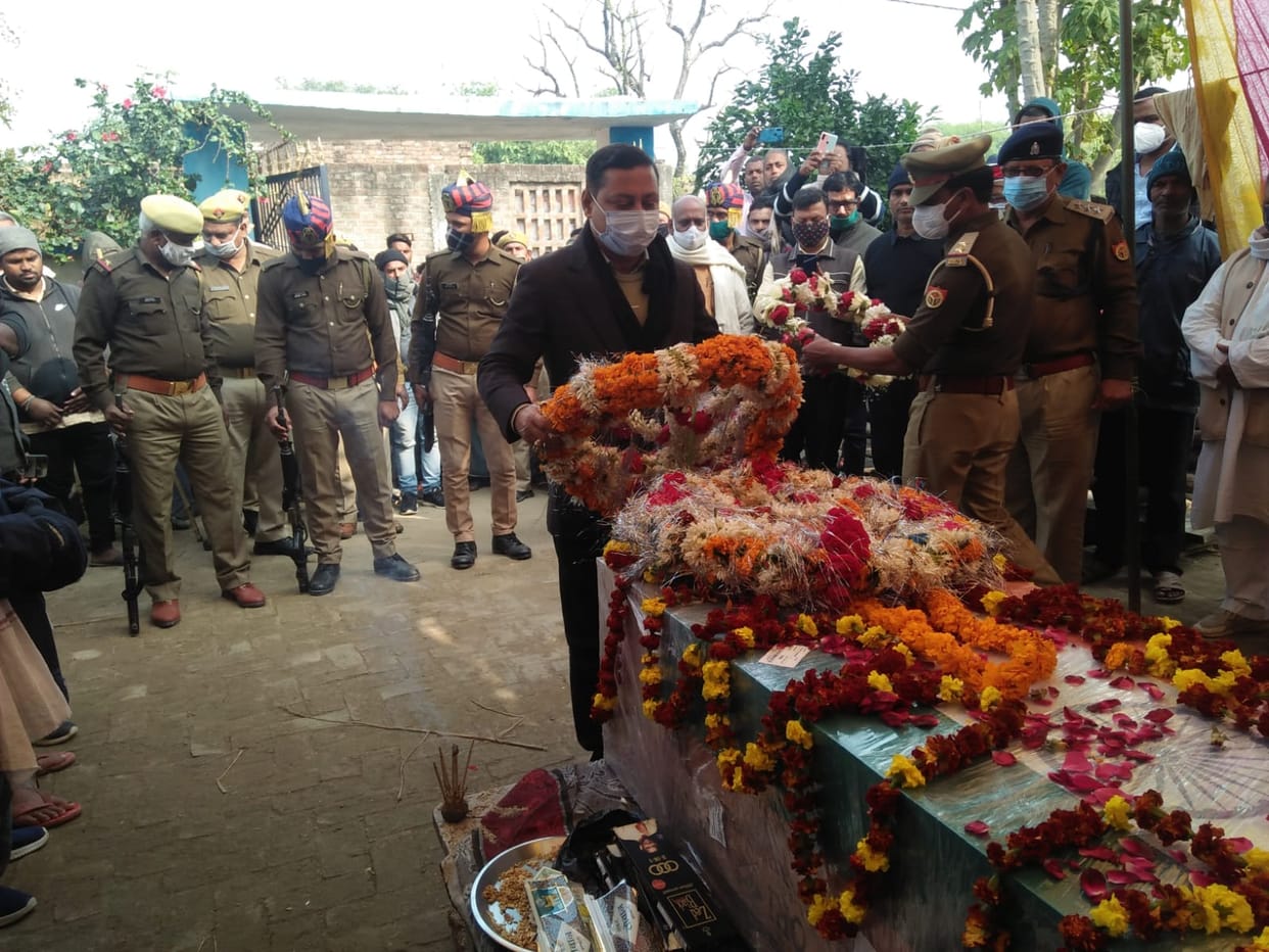 The body of the jawan reached the ancestral village, crowd gathered