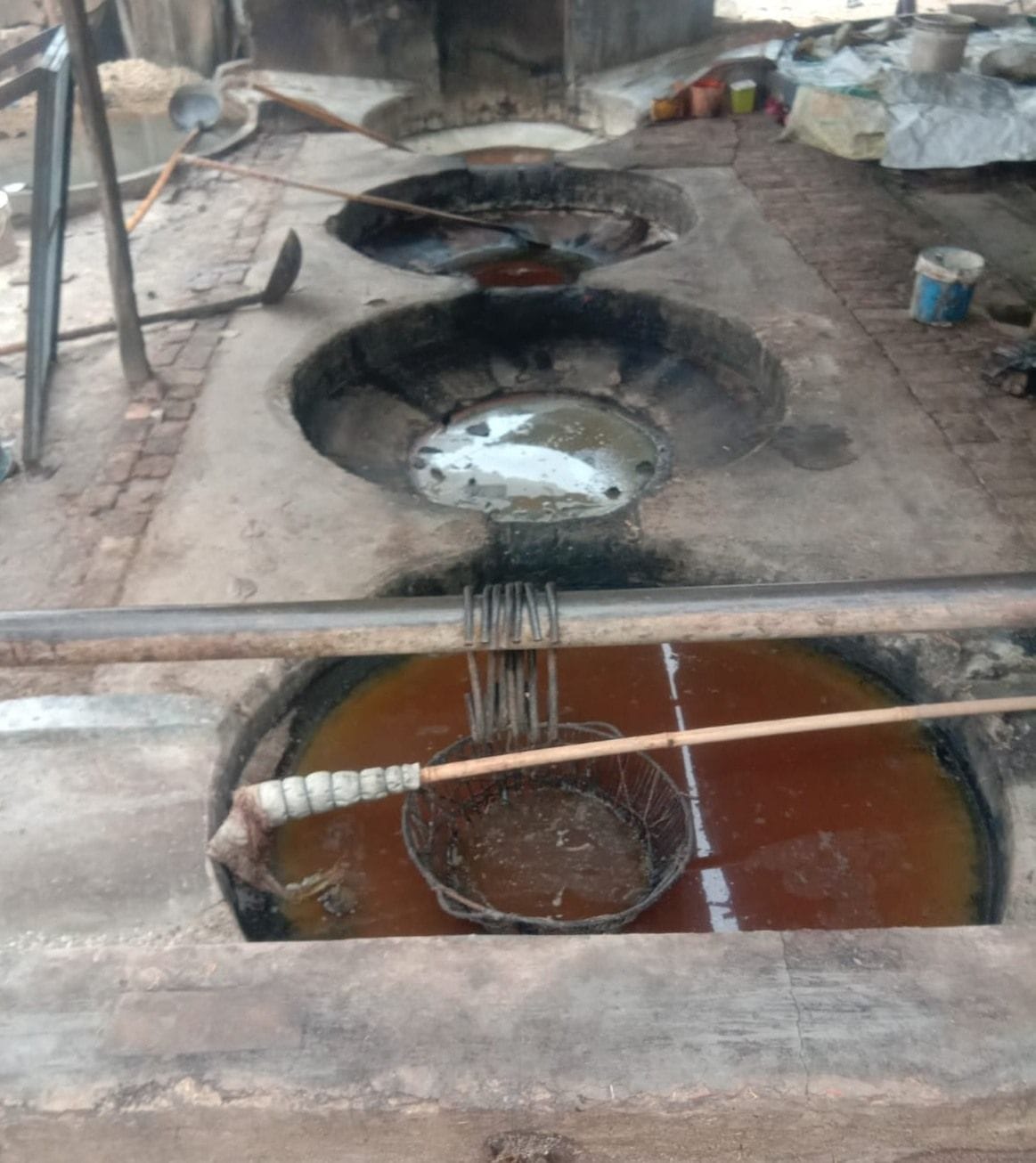 Fog hit the sugarcane crushers, the heat of the cold furnaces