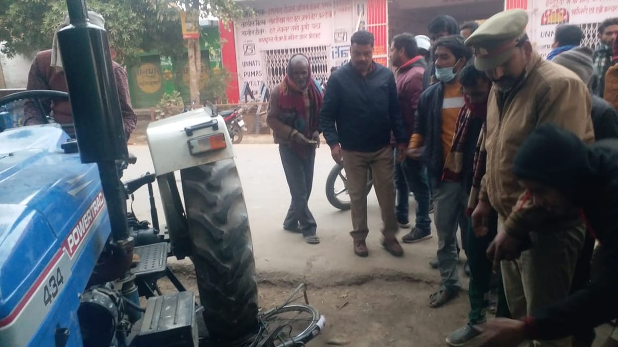 Uncontrolled tractor entered the kiosk, five injured