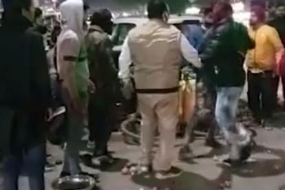 Indore: Woman selling vegetables alleges - When the doctor asked the doctor to remove the car, he got beaten up by the employees, the vegetable cart was also overturned, complaint to the police commissioner