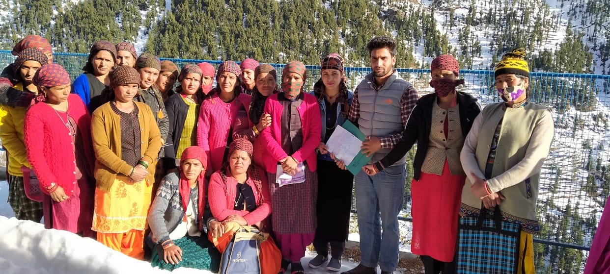 woman of  fanoti panchyat strike against sale of wine  in aanni