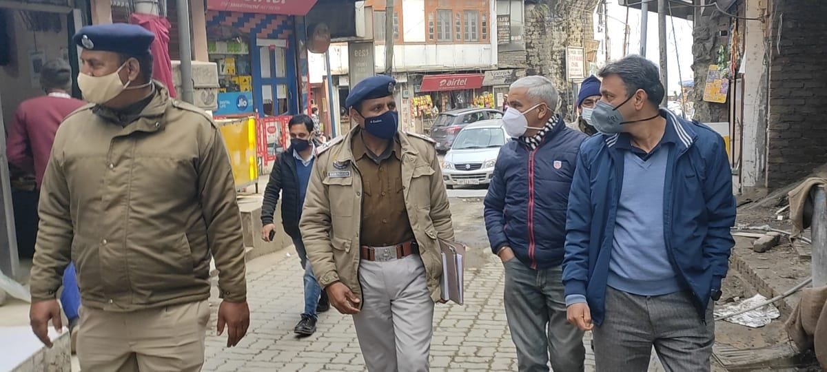 SDM Kandaghat with police team inspects bazaar in the wake of corona rise