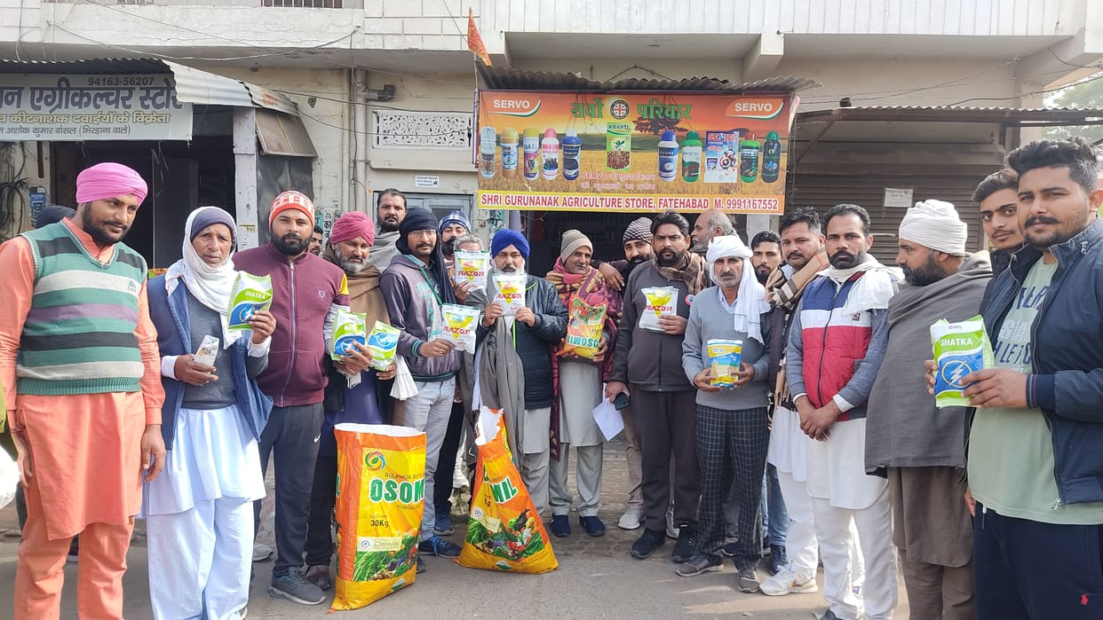 Shopkeepers giving sulfur with urea, farmers created a ruckus