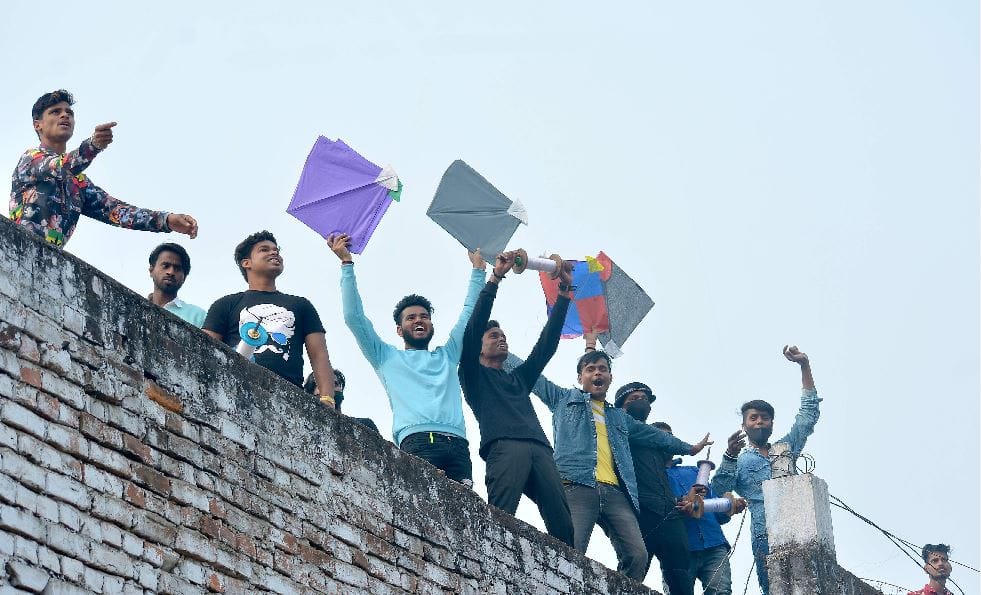Makar Sankranti 2022 varanasi ganga snan and Fear of Corona flying with kites see photos