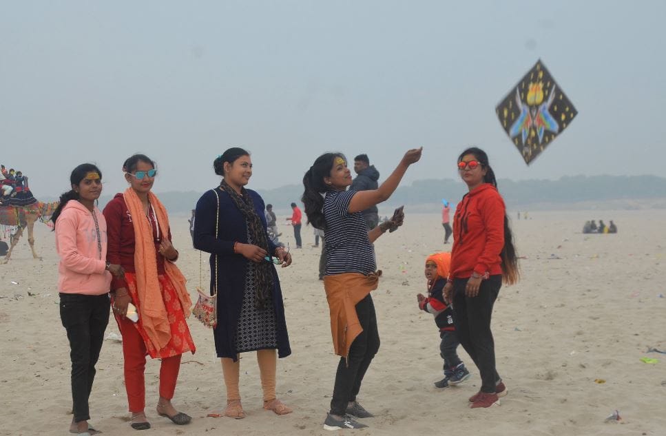 Makar Sankranti 2022 varanasi ganga snan and Fear of Corona flying with kites see photos