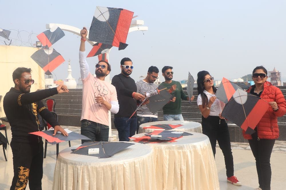 Makar Sankranti 2022 varanasi ganga snan and Fear of Corona flying with kites see photos