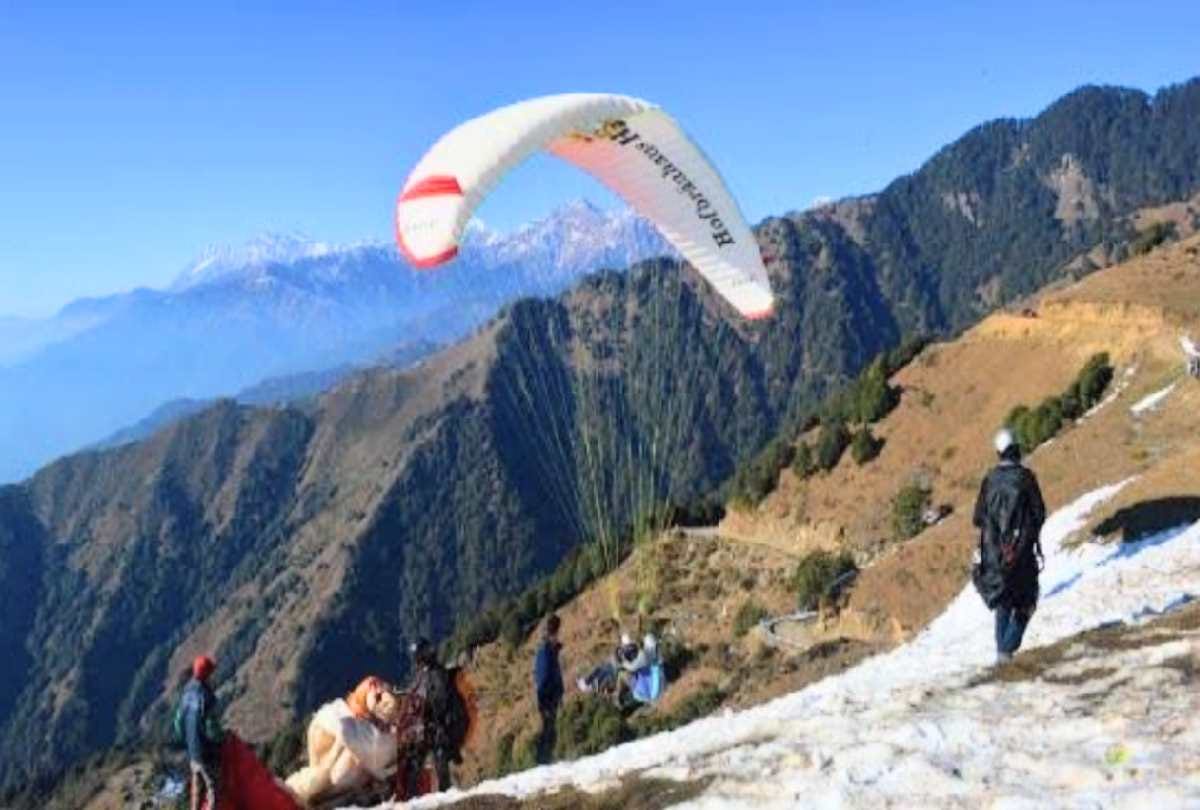 tourists Crowd on the weekend in Billing kangra himachal