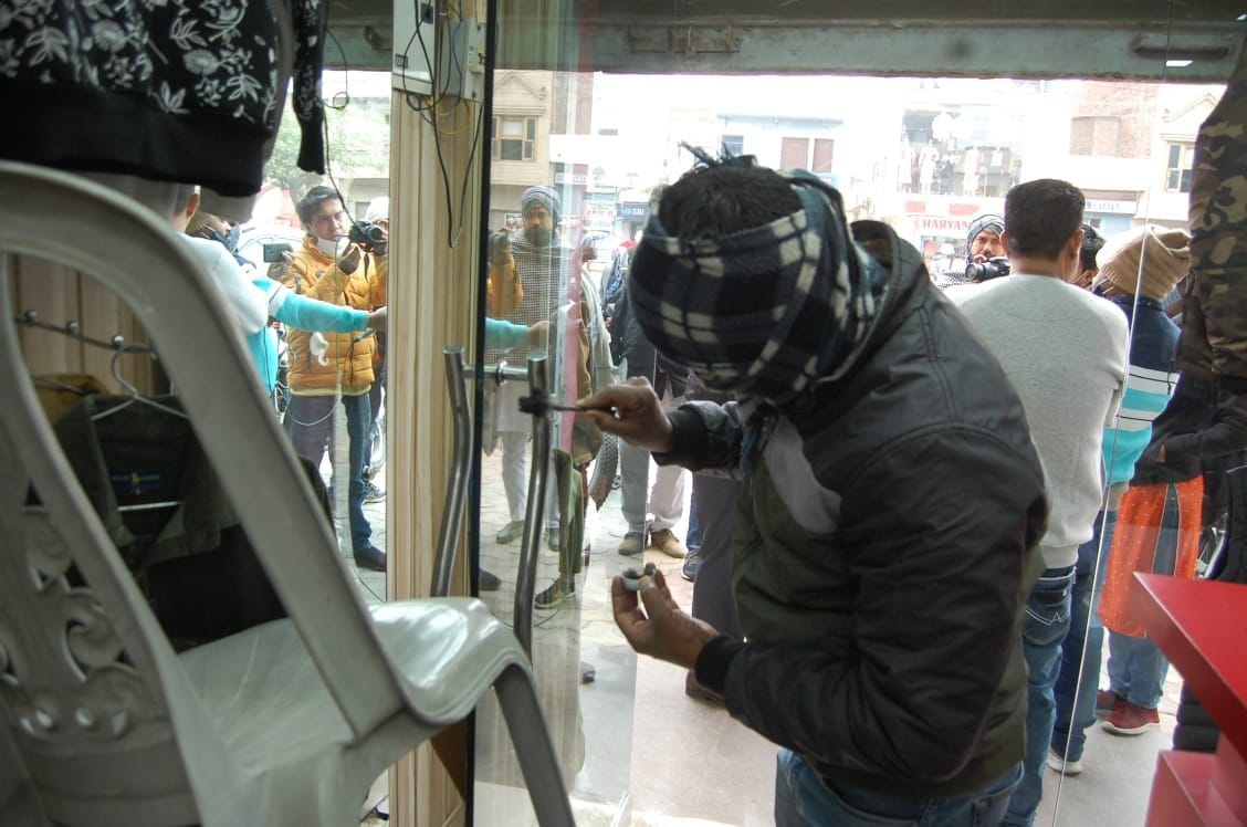 The clothes were stolen by breaking the locks of the shutter, the theft could not be recorded in the camera