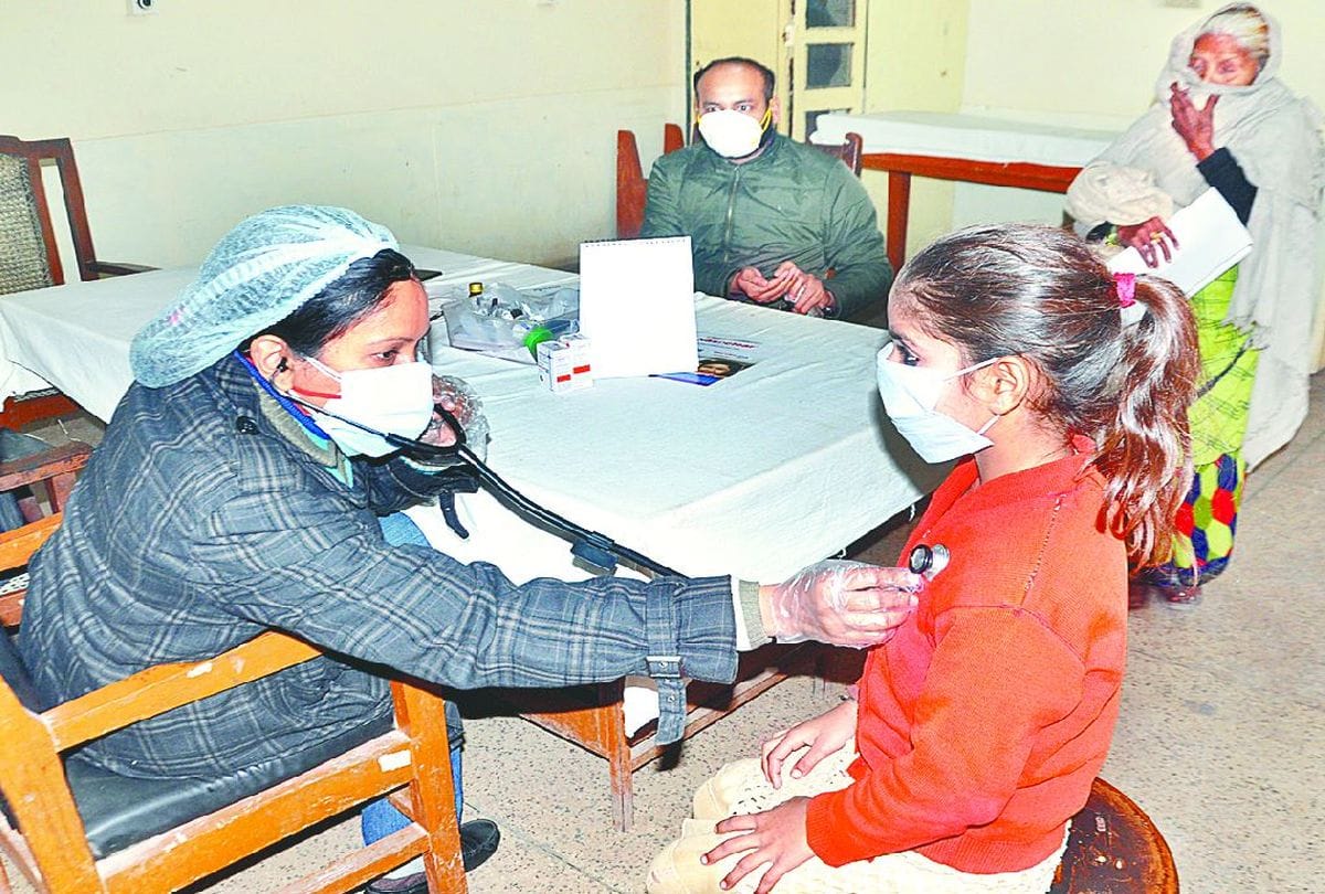 Similar symptoms of cold and corona infection in many patients in agra