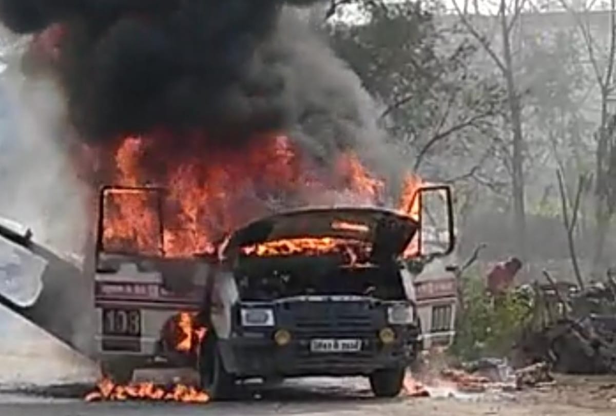 Bareilly on national highway 24 ambulance 108 catches fire