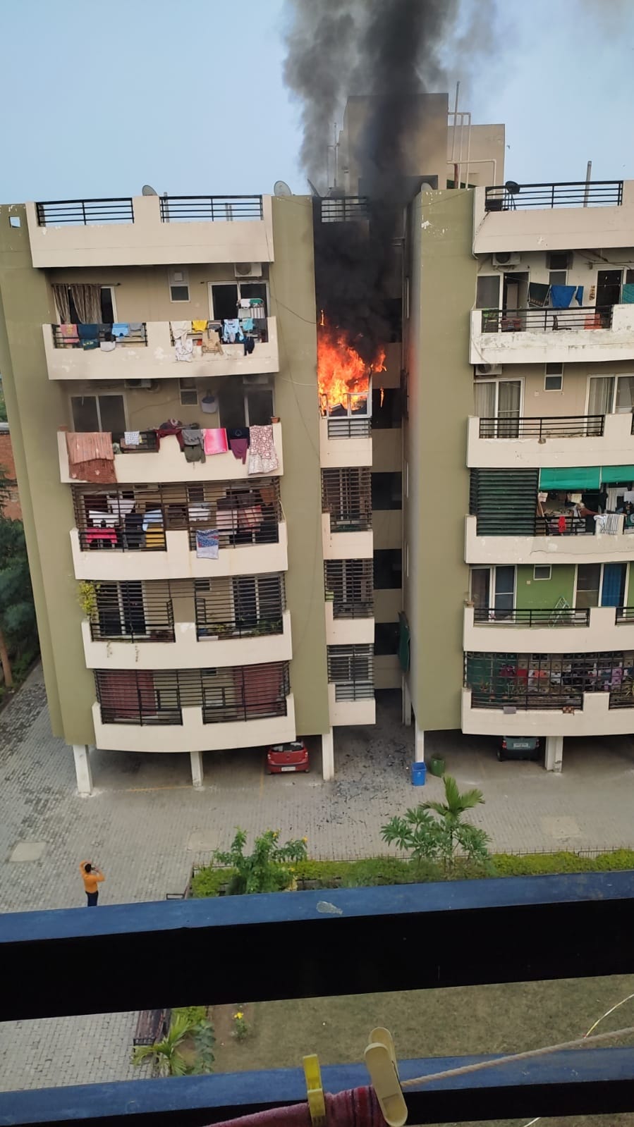 Prayagraj news: Fierce fire in apartment flat, four including elderly rescued