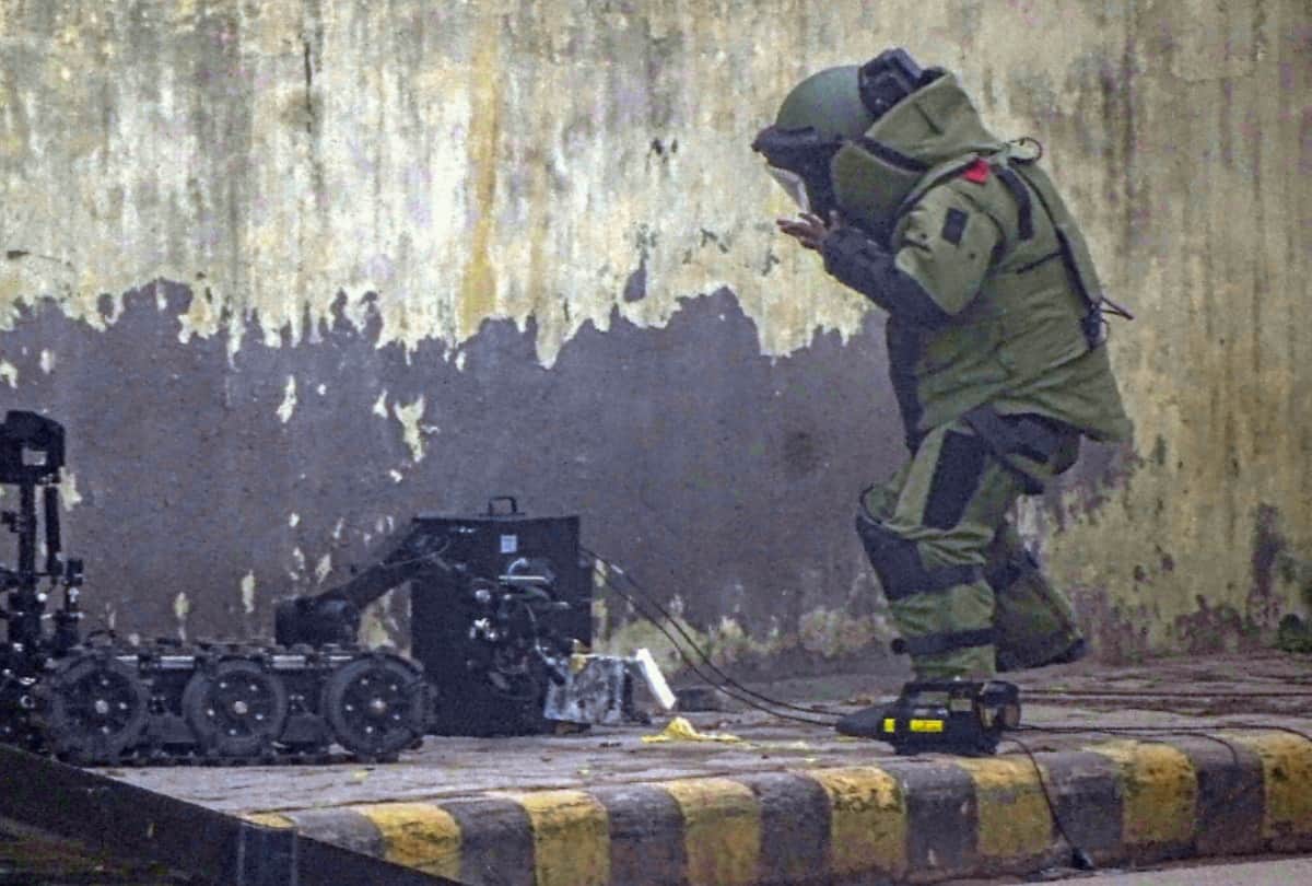 IED found in Ghazipur flower market kept in abandoned bag in iron tiffin NSG identified by robotic container