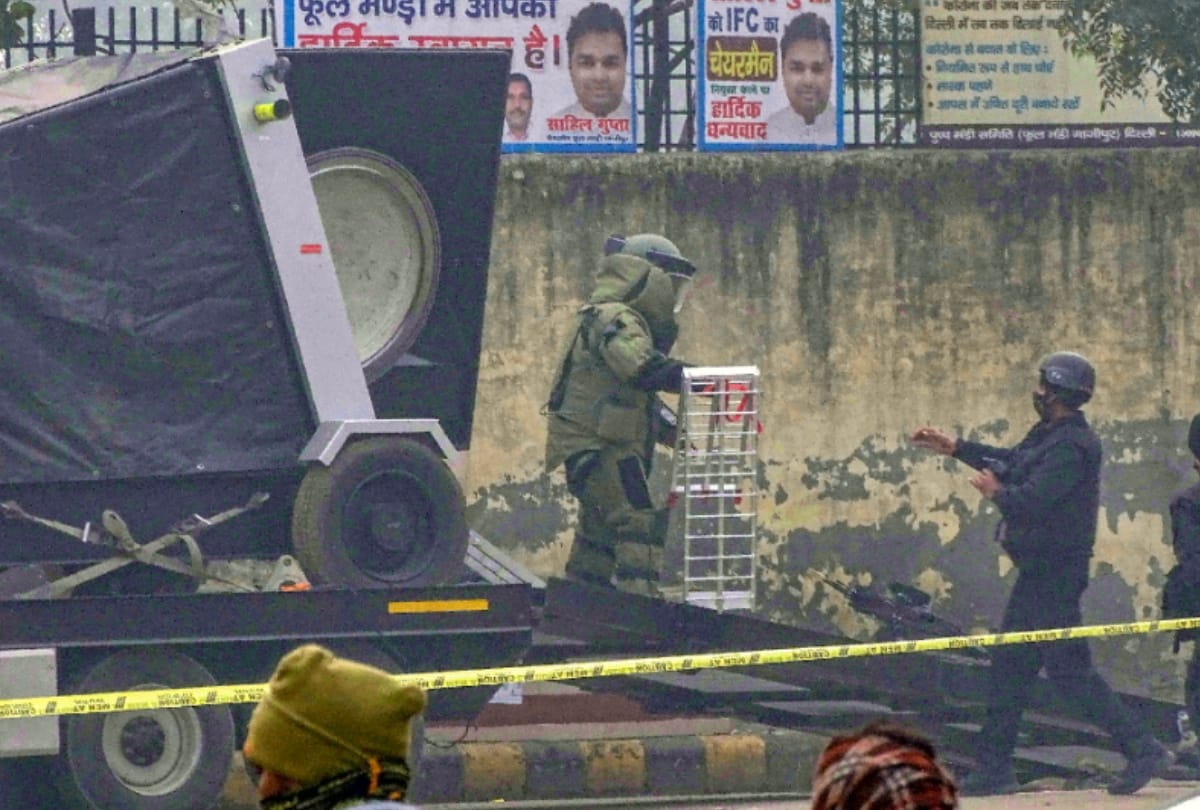 IED found in Ghazipur flower market kept in abandoned bag in iron tiffin NSG identified by robotic container