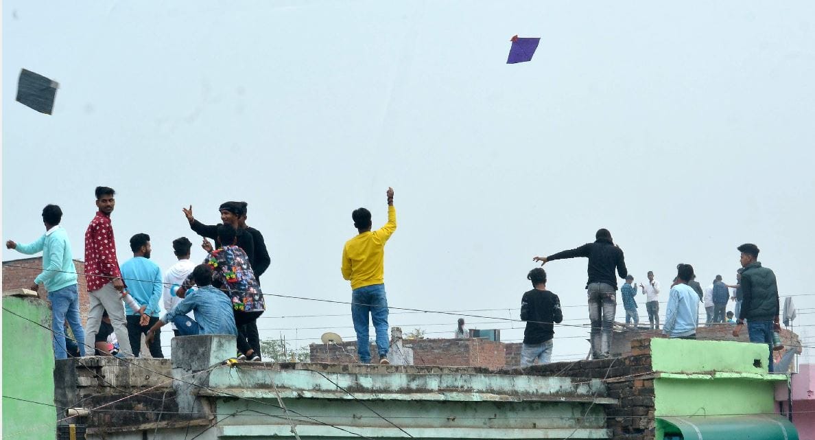 Makar Sankranti 2023: Makar Sankranti today, fierce kite flying in the city, colorful sky