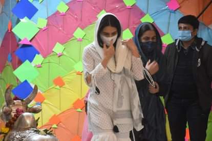 महाकाल मंदिर में अपनी मां के साथ पहुंचीं सारा अली खान