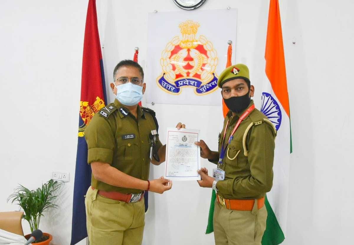 Man arrested accused for robbing woman of mangalsutra, police commissioner praises policeman Varanasi