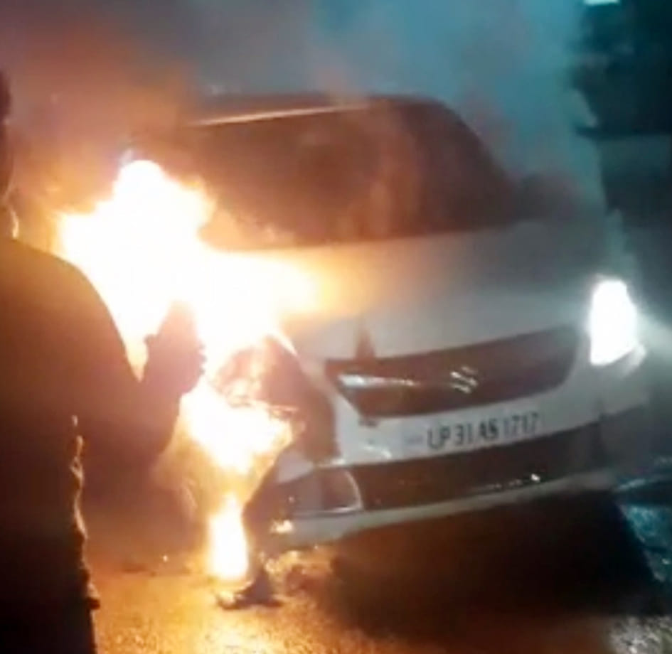 Suddenly the car parked on the station road started burning with smoke