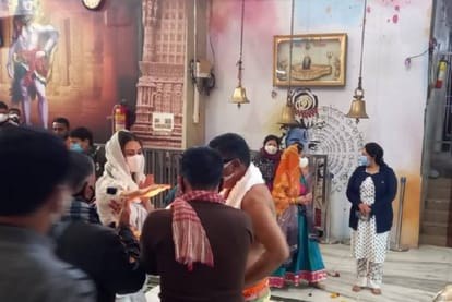 Ujjain: Actress Sara Ali Khan, who reached Mahakal's shelter, had darshan with her mother ... the scene of buying a house will be filmed in Ujjain