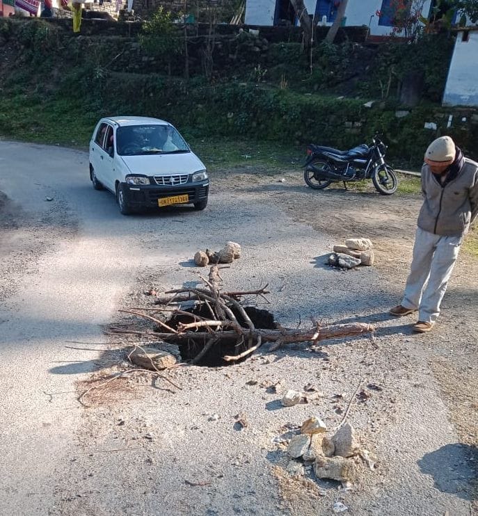 Pothhole Creates Mess In Ranikhet