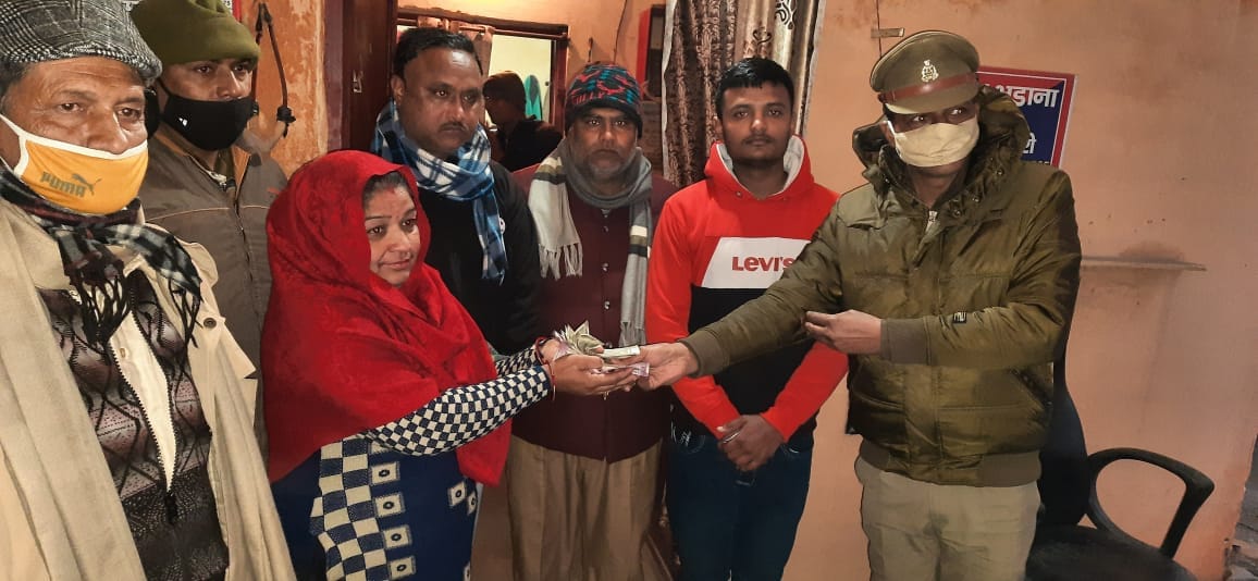 11th student returned cash and gold chain found on the road
