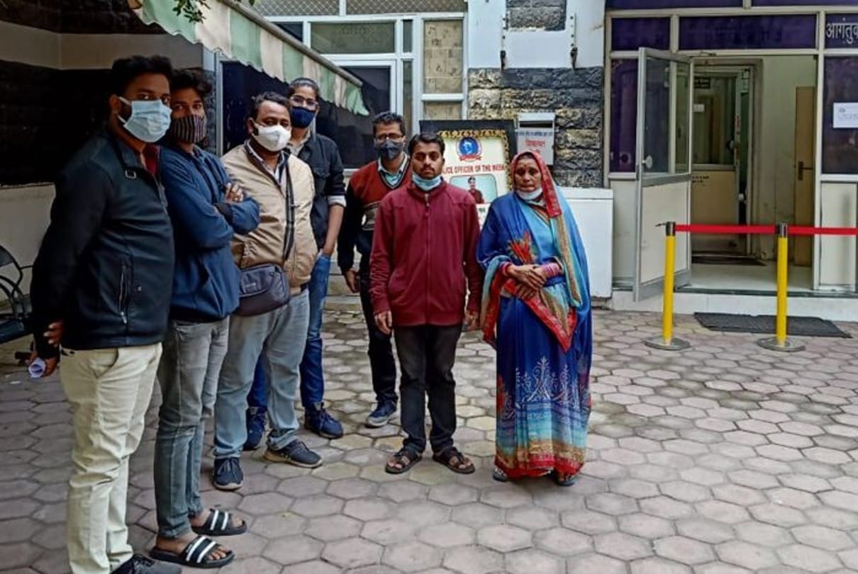 Indore: Woman selling vegetables alleges - When the doctor asked the doctor to remove the car, he got beaten up by the employees, the vegetable cart was also overturned, complaint to the police commissioner