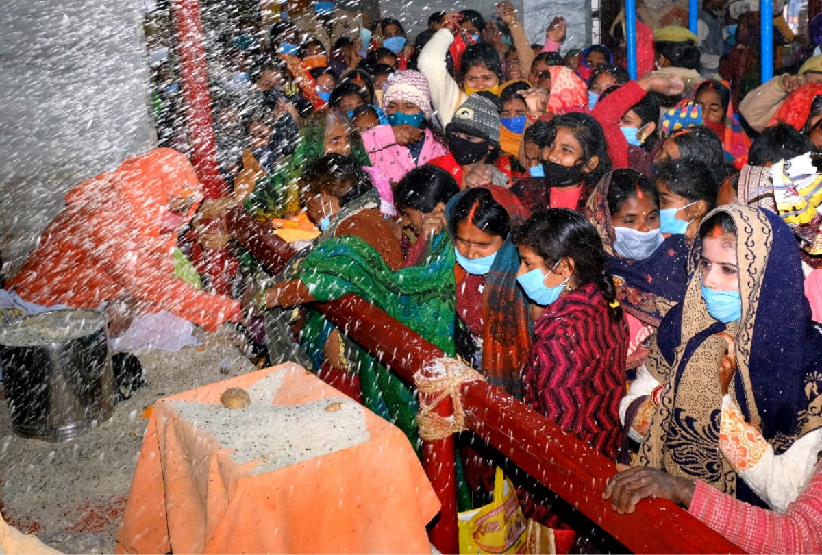 Before Makar Sankranti two lakhs offered Khichdi to Baba Gorakhnath