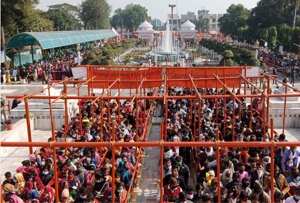 Before Makar Sankranti two lakhs offered Khichdi to Baba Gorakhnath