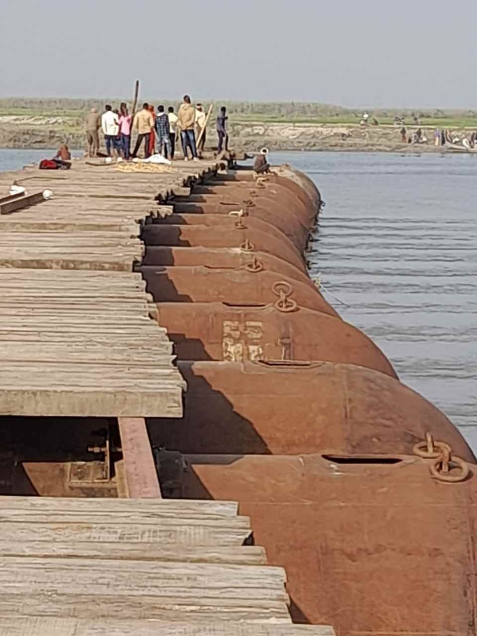 do dhaaraon mein bantee gandak