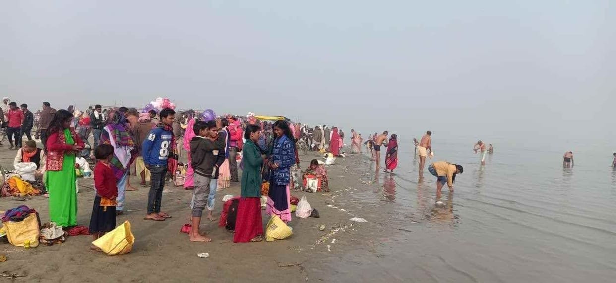 Devotees take a dip on Makar Sankranti