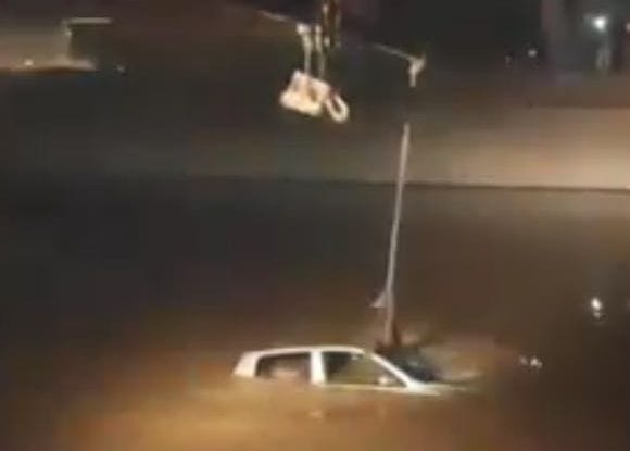 Impaired balance in saving the young man, the car fell in the canal