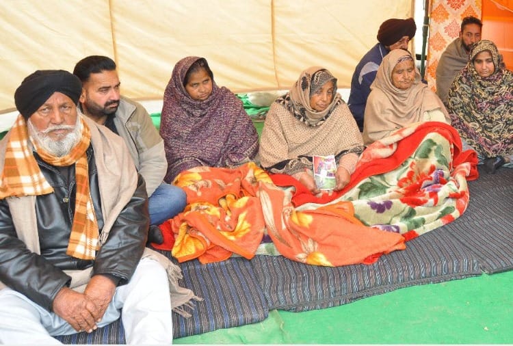 Mother sitting on dharna in Karnal to get the body of her son from Greece to India