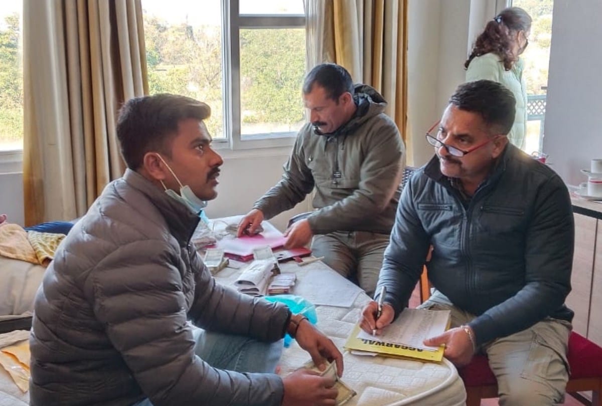 Himachal News: vigilance team arrested women and one another in kangra