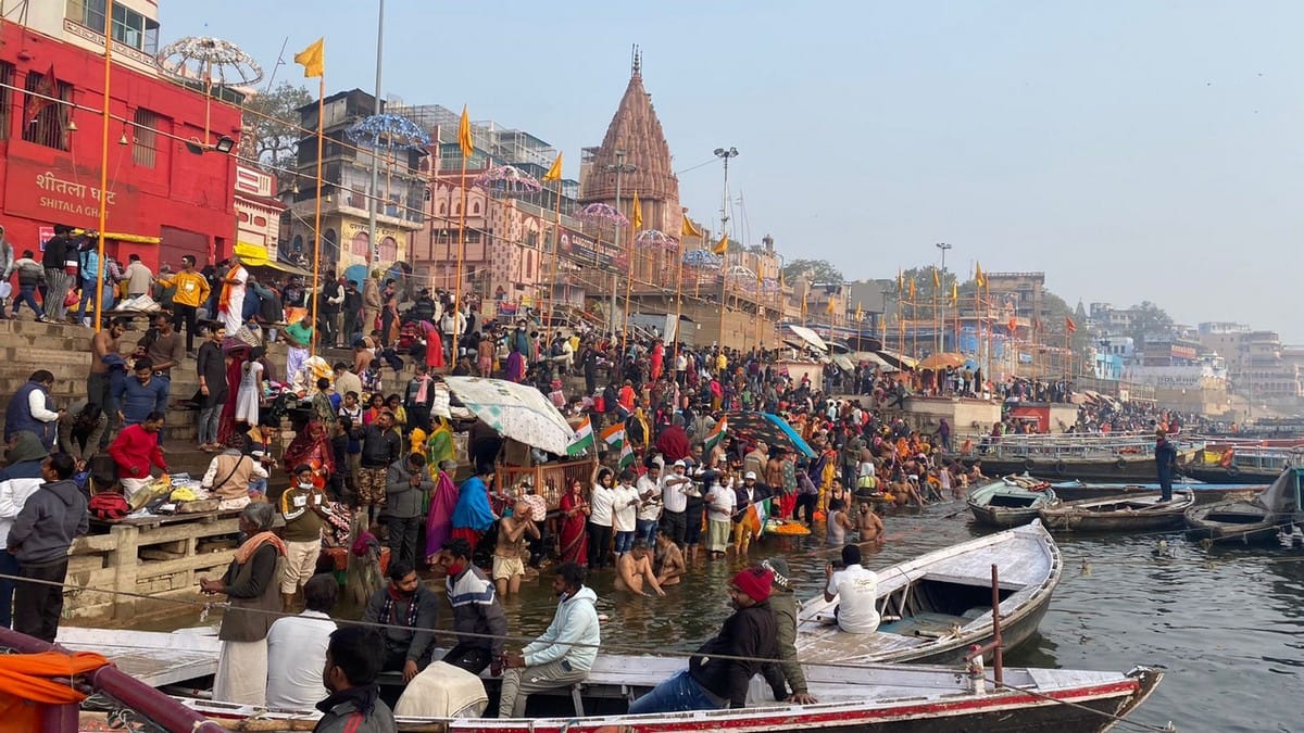 Makar Sankranti 2022: thousands of devotees took dip in Ganga Heavy faith on Corona no line for Kashi Vishwanath temple