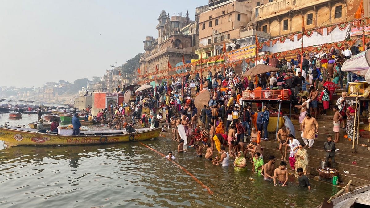 Makar Sankranti 2022: thousands of devotees took dip in Ganga Heavy faith on Corona no line for Kashi Vishwanath temple