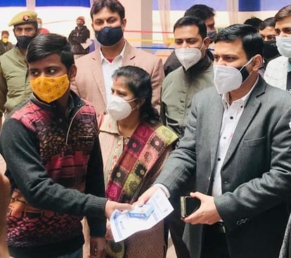 corona update varanasi Homeopathic medicine kit will given at Sigra Stadium vaccination center for fight against covid