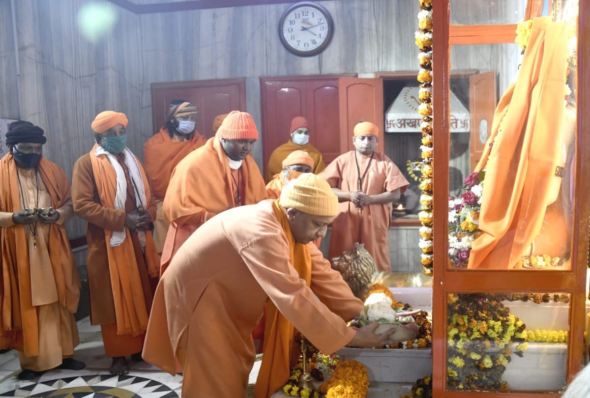 Today Gorakshapeethadhishwar will offer khichdi of public faith to Guru Gorakhnath