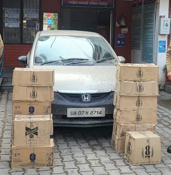 Illegal liquor caught in car, accused absconding