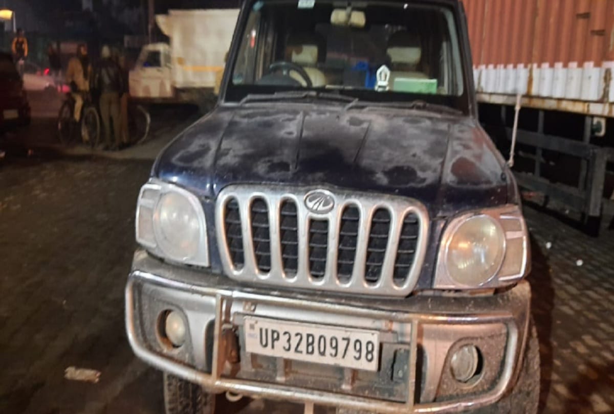 kanpur income tax raid 50 lakh recovered from car businessman connection with bsp leader 50 lakh recovered from businessman car in Kanpur