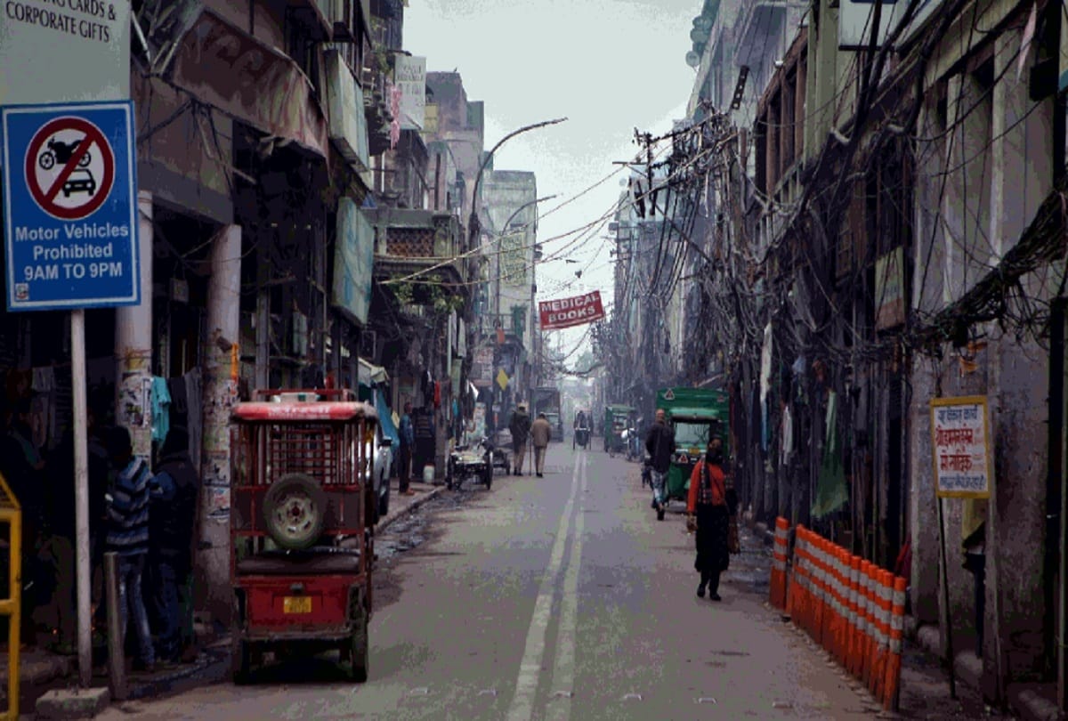 There was silence on the streets due to weekend curfew, fog and severe cold in delhi