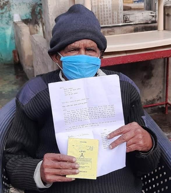 Hathras: Shri Ram, who fought with Pakistan and China, is now fighting for pension