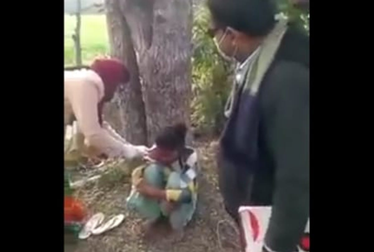 Fear of Vaccine: The team of Health Department came to Chhatarpur to vaccinate, then the girl climbed the tree