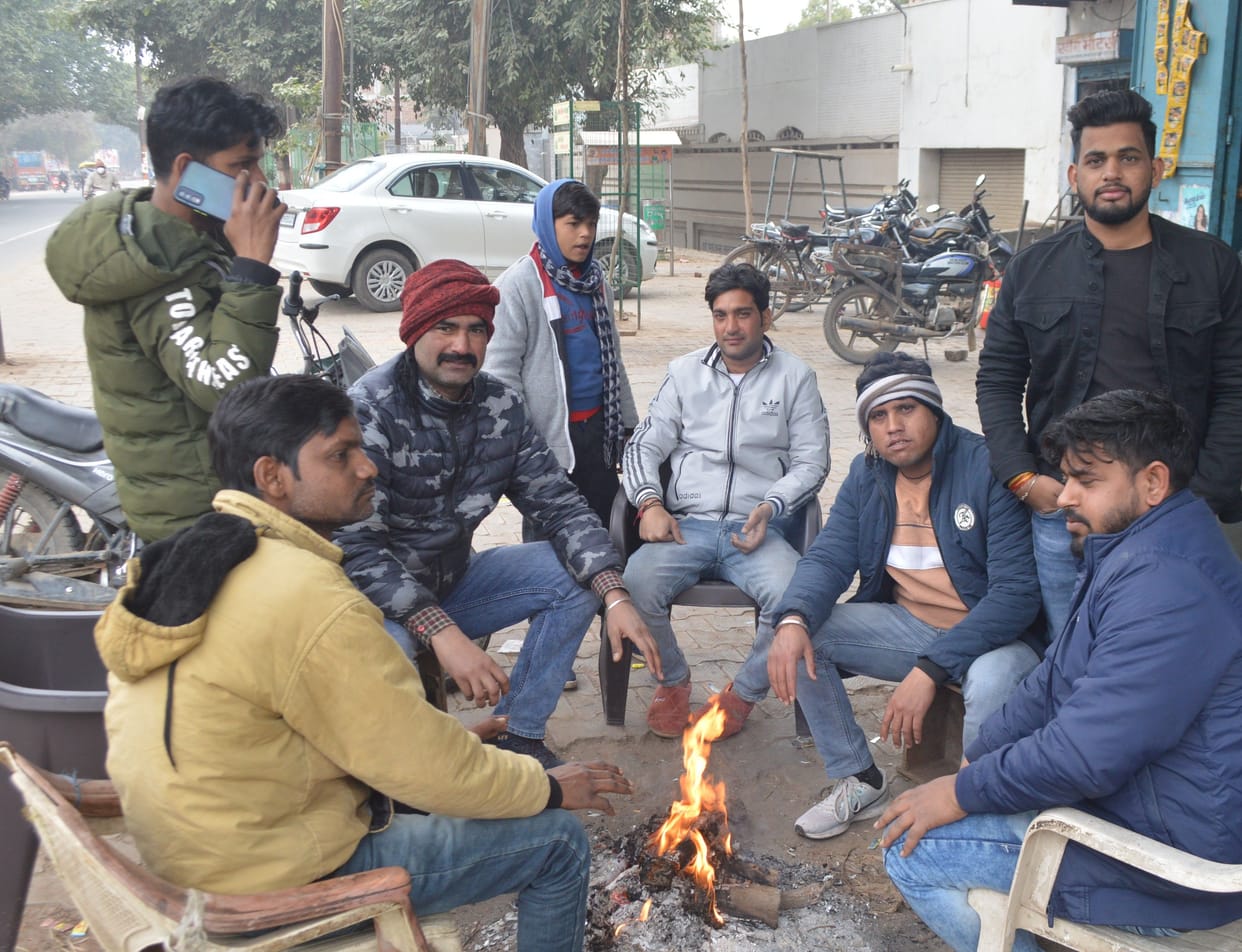 Hathras: The sun hidden in the clouds, the cold winds made the shiver