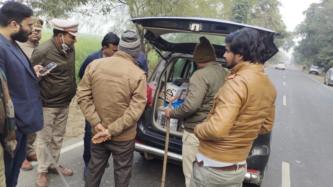 Hathras: Raid on illegal liquor shops, checking of vehicles