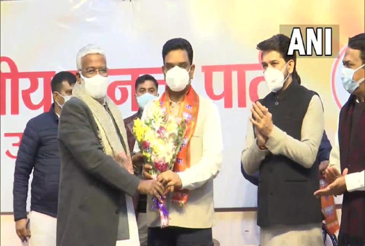 Former IPS officer Asim Arun joins BJP in the presence of Union Minister Anurag Thakur and other BJP leaders in Lucknow