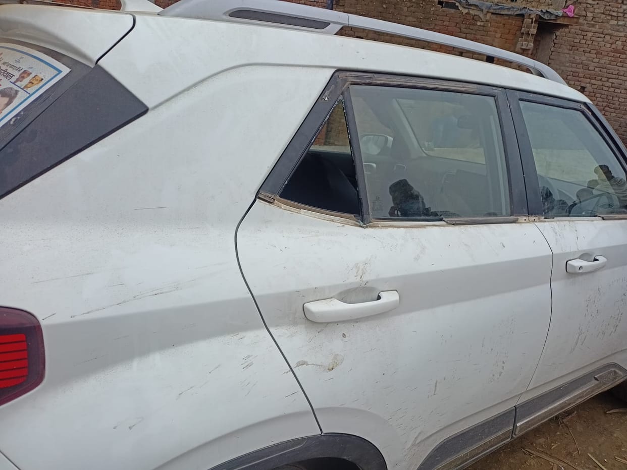 The car of AAP workers was vandalized in Doula village