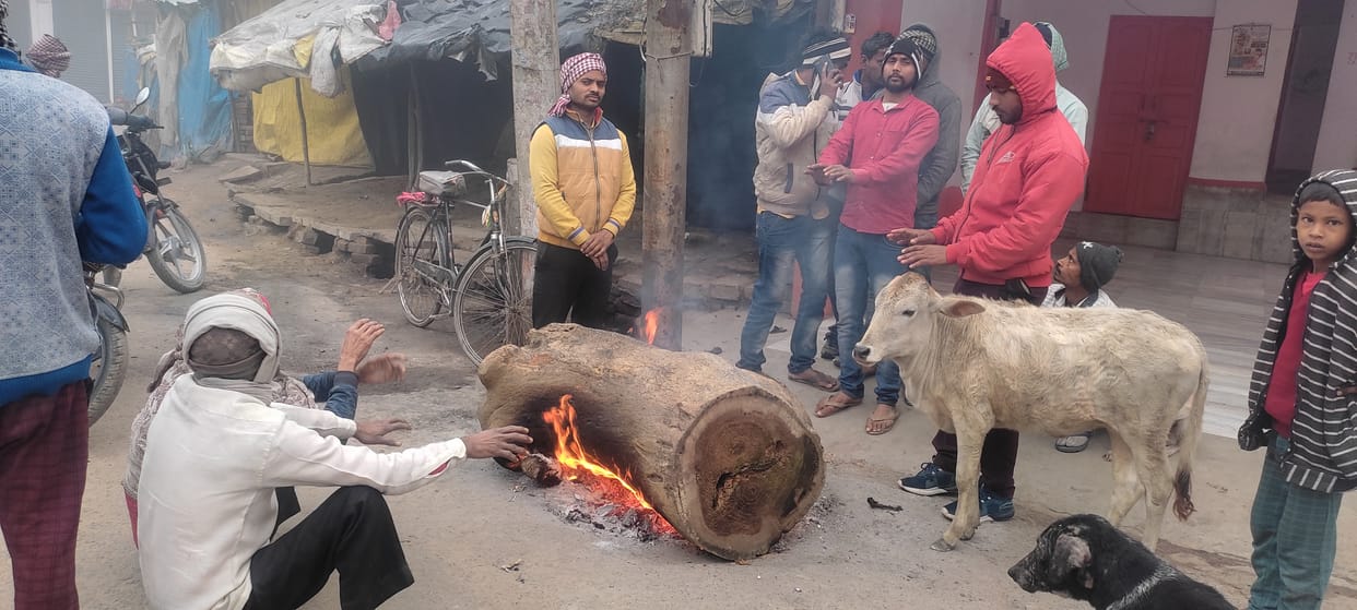 Due to the westerly wind, people kept shivering from the cold throughout the day