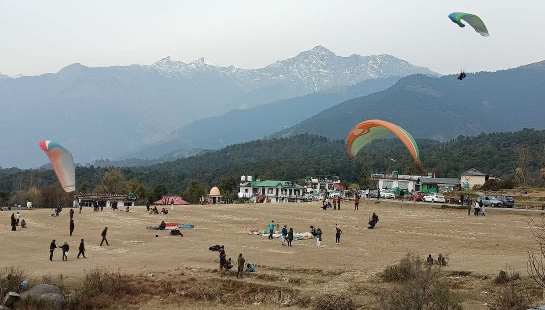 Strictness in cities on weekends, crowd of tourists in tourist places