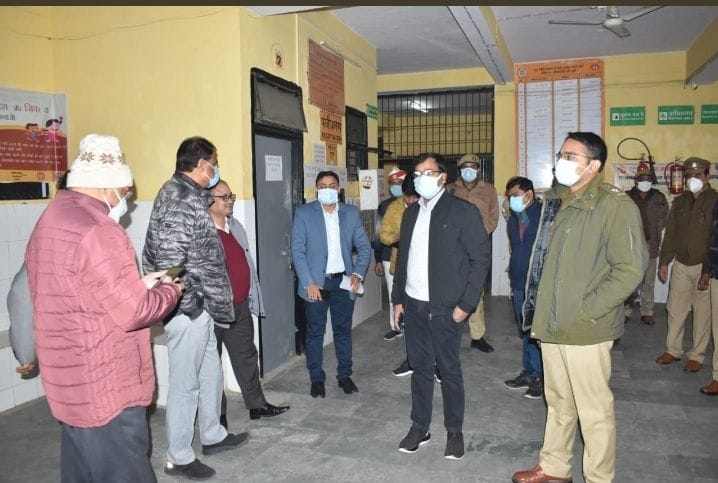 Hathras: Accelerate vaccination of youth above 15: DM